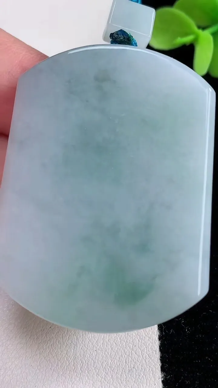 天然A货翡翠飘花无事牌吊坠，尺寸50.5-38.6-6.2，重量:3647g
12月12日