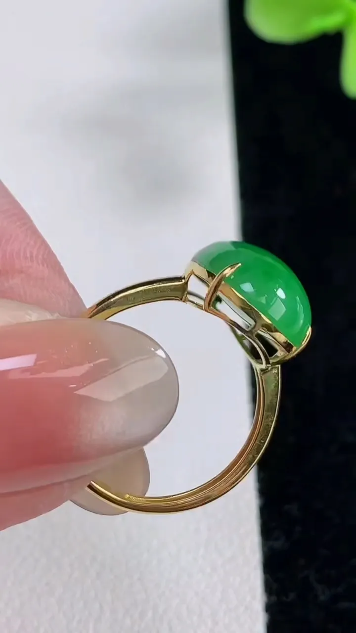 天然A货翡翠蛋面戒指，尺寸18-16.5-11-7.6，重量:3.55g2025年12月12日
工厂直销收藏佳品,种好水足，色泽均匀，有种有色，上手高大气！