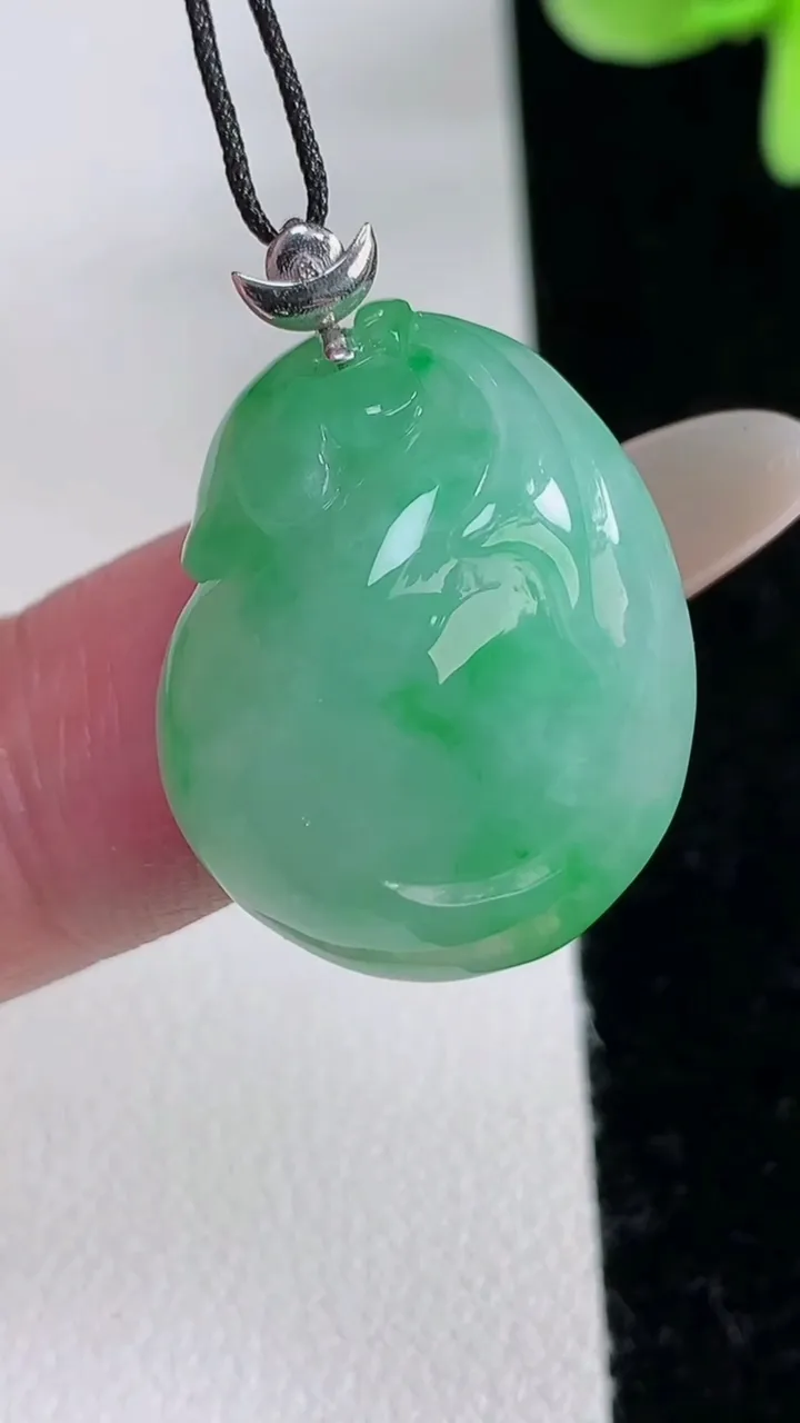 天然A货翡翠福袋吊坠，尺寸24-18.6-9.4，重量:7.28g
12月12日