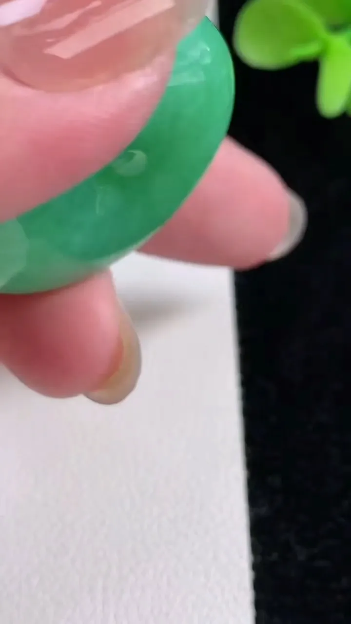 天然A货翡翠平安扣吊坠，尺寸33.2-12，重量:29.80g
12月12日