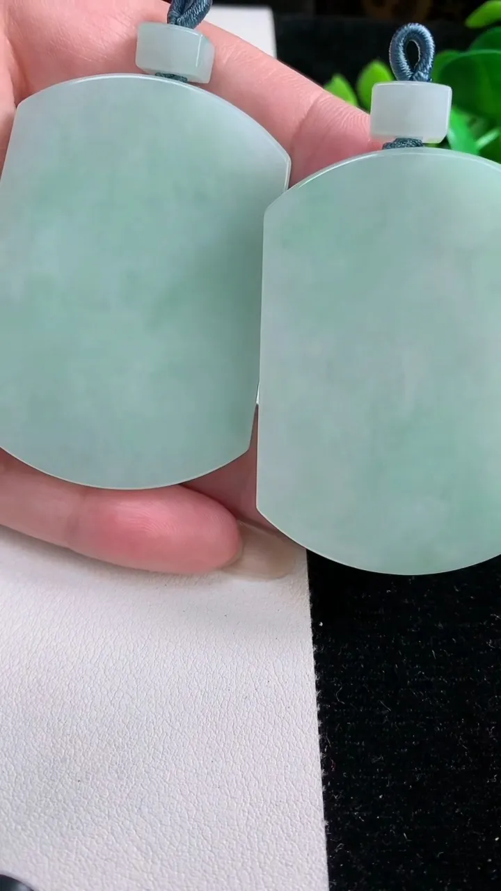 天然A货翡翠无事牌吊坠一对，尺寸56-42-5，重量:79.91g
12月12日