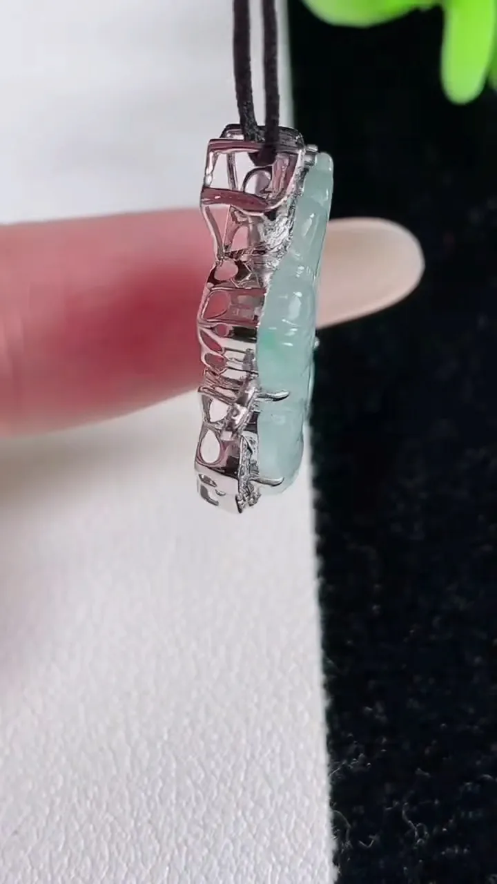 天然A货翡翠种白冰仙子吊坠，尺寸29.4-23-6，裸石22-16.3重量:4.25g
12月12日