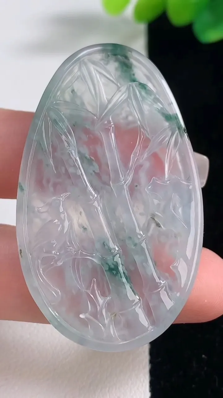 天然A货翡翠种飘花鸟语花香吊坠，尺寸50.4-30.3-4.5，重量:12.83g
12月12日