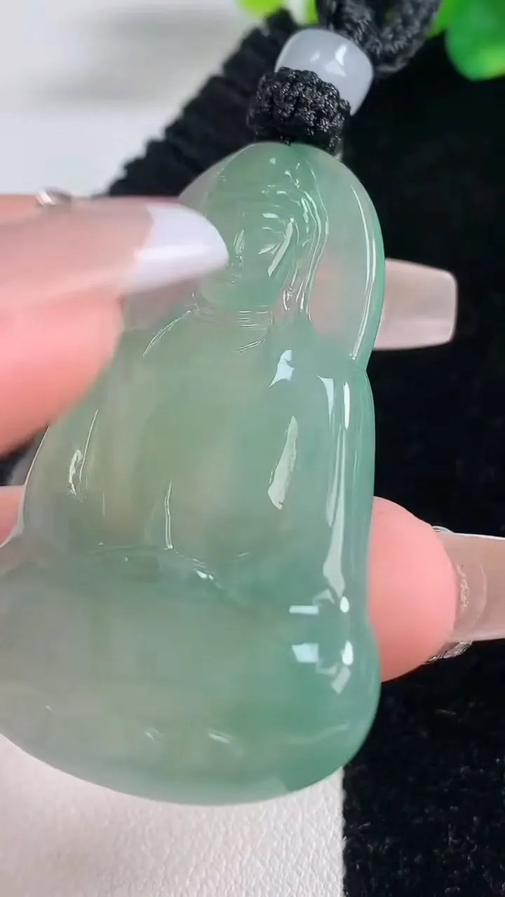 天然A货翡翠观音菩萨吊坠，尺寸47.8-33-5.2，重量:19.00g
12月12日