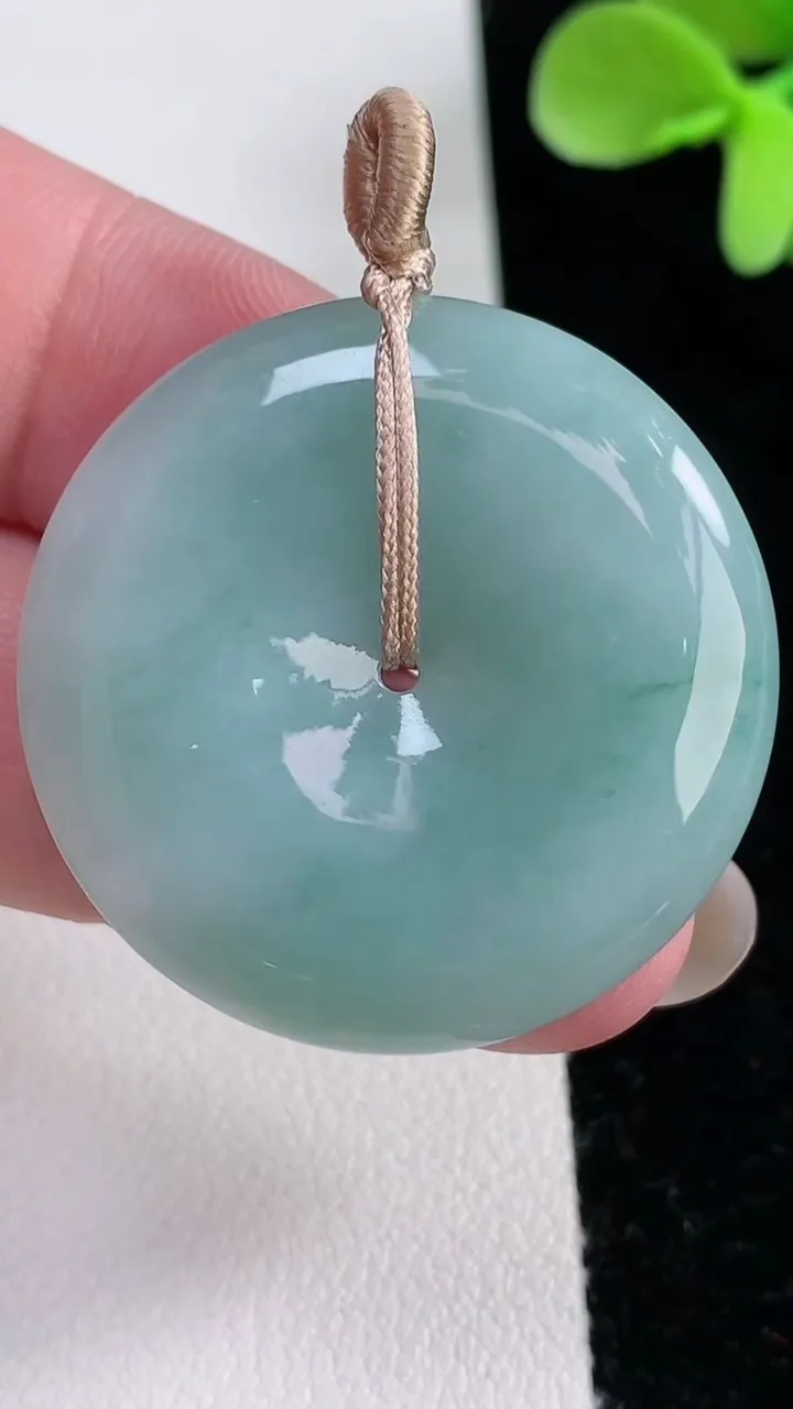 天然A货翡翠飘花平安扣吊坠，尺寸32.6-5.4，重量:13.01g
12月12日