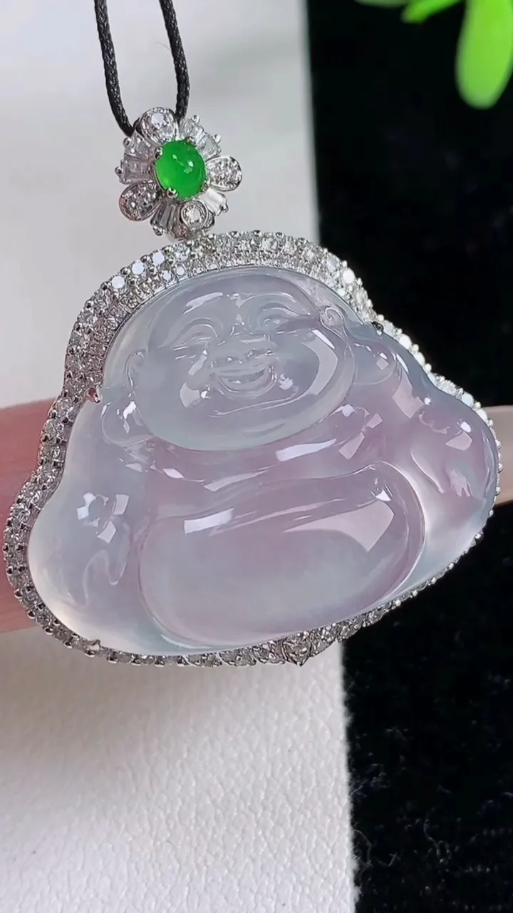 天然A货翡翠种白冰佛公吊坠，尺寸34.5-32-9.7，裸石22.2-29重量:8.27g
12月12日