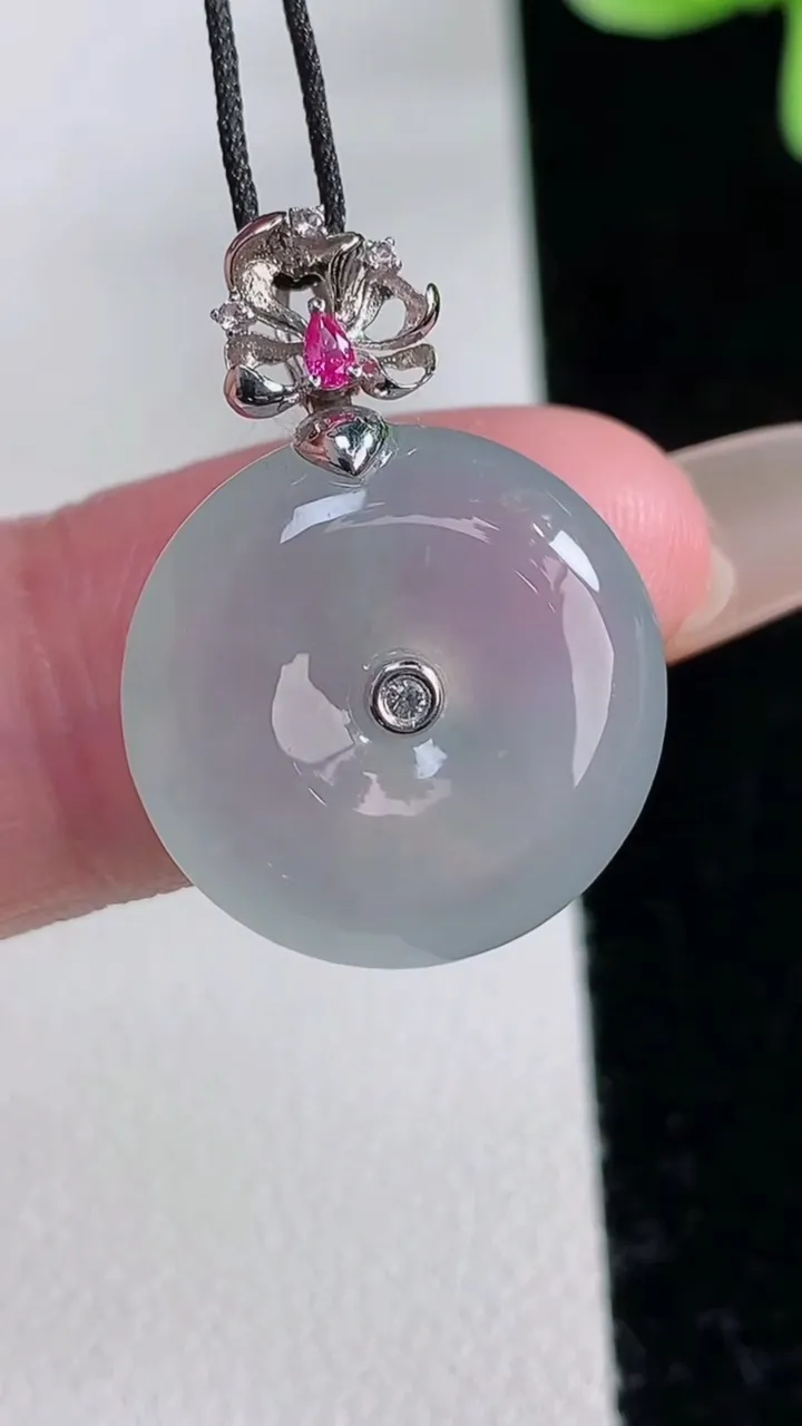 天然A货翡翠种白冰平安扣吊坠，尺寸17.6-4.9，重量:3.79g
12月12日