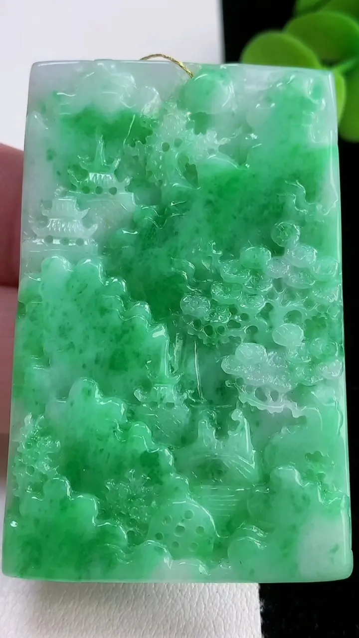 天然A货翡翠山水牌吊坠，尺寸58.2-39-5.6，重量:39.11g
12月12日