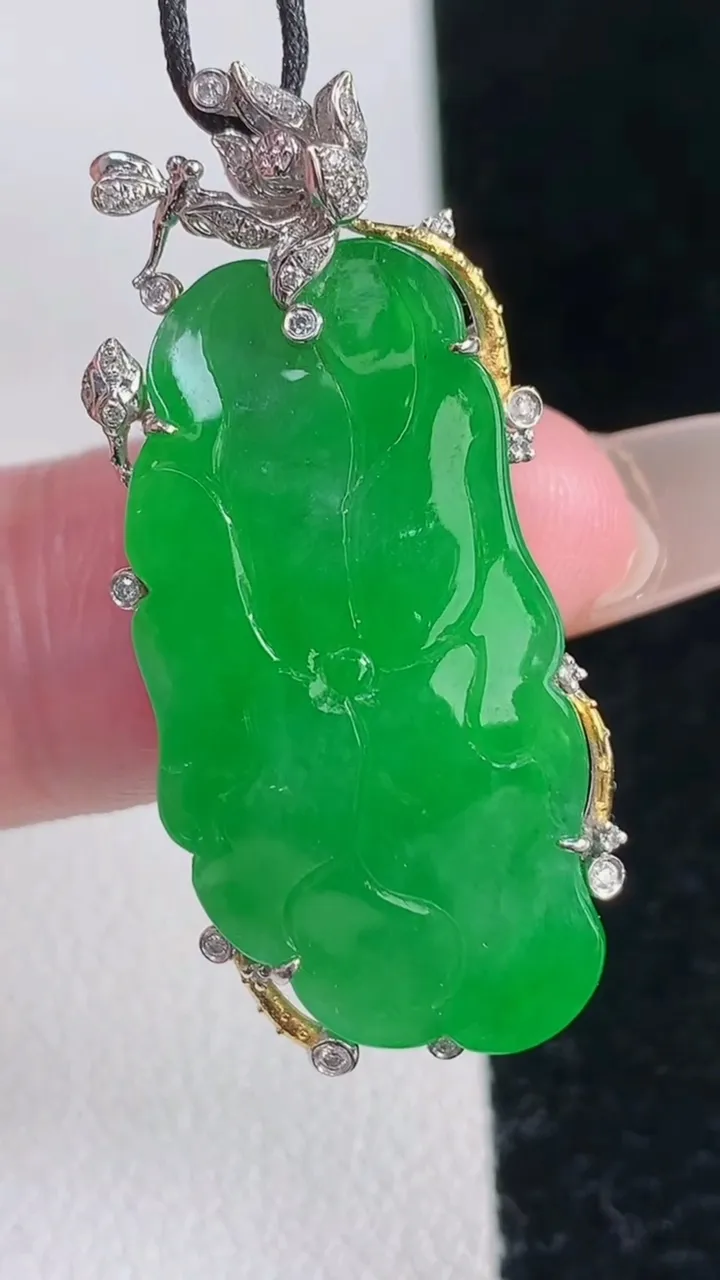 天然A货翡翠荷叶吊坠，尺寸37.2-16.3-7，裸石29.4-14.5重量:6.90g
12月12日