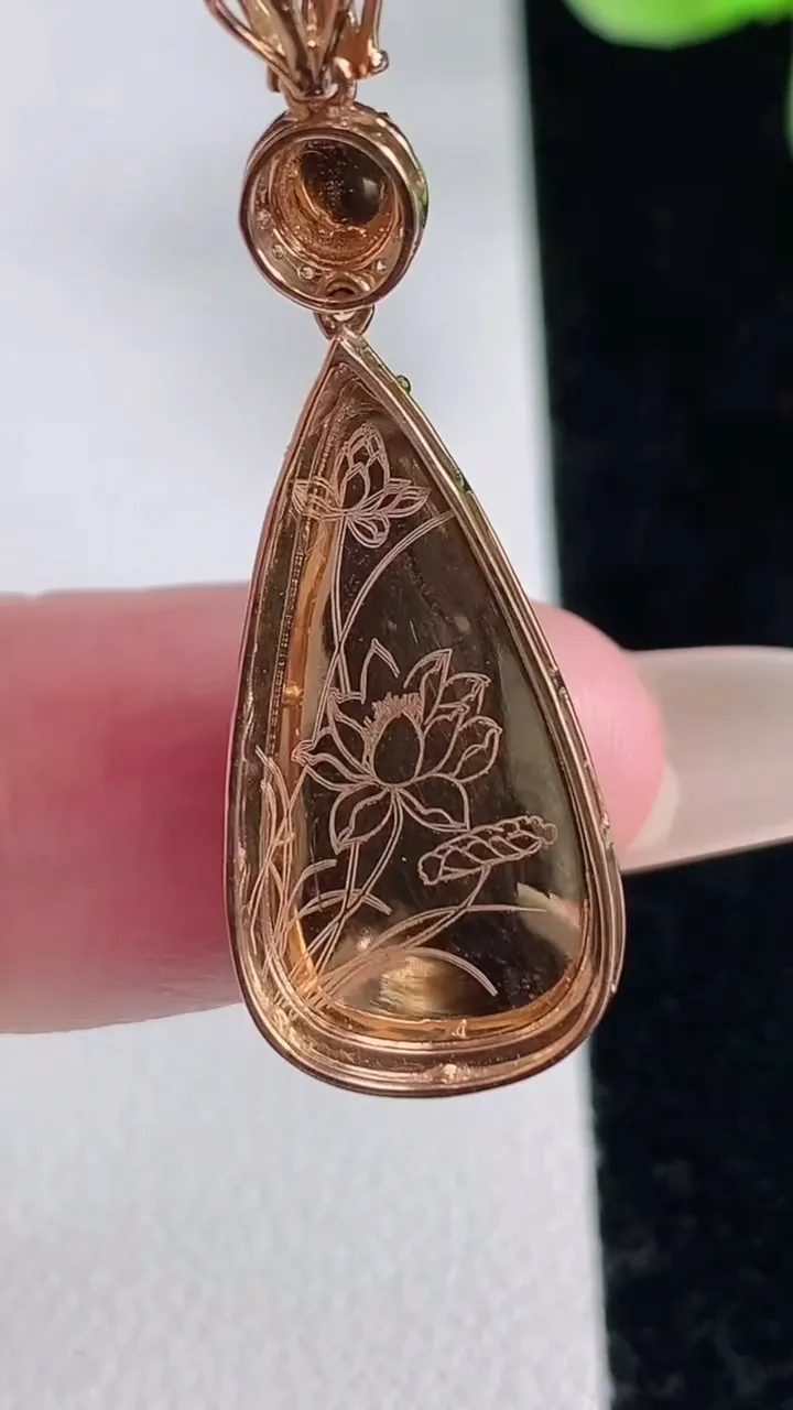 天然A货翡翠水滴吊坠，尺寸35.2-11.6-6.6，裸石21.2-10.4重量:3.27g
12月12日