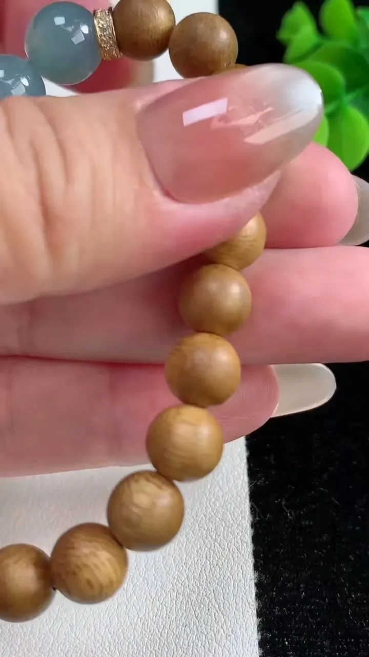 天然A货翡翠紫罗兰飘花圆珠手串，尺寸9.6-7颗，重量:14.94g12月12日
工厂直销收藏佳品,种好水足，色泽均匀，有种有色，上手高大气！