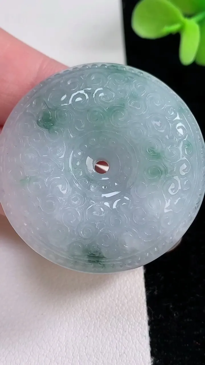 天然A货翡翠飘花雕花平安扣吊坠，尺寸39-11.6，重量:35.46g
12月12日