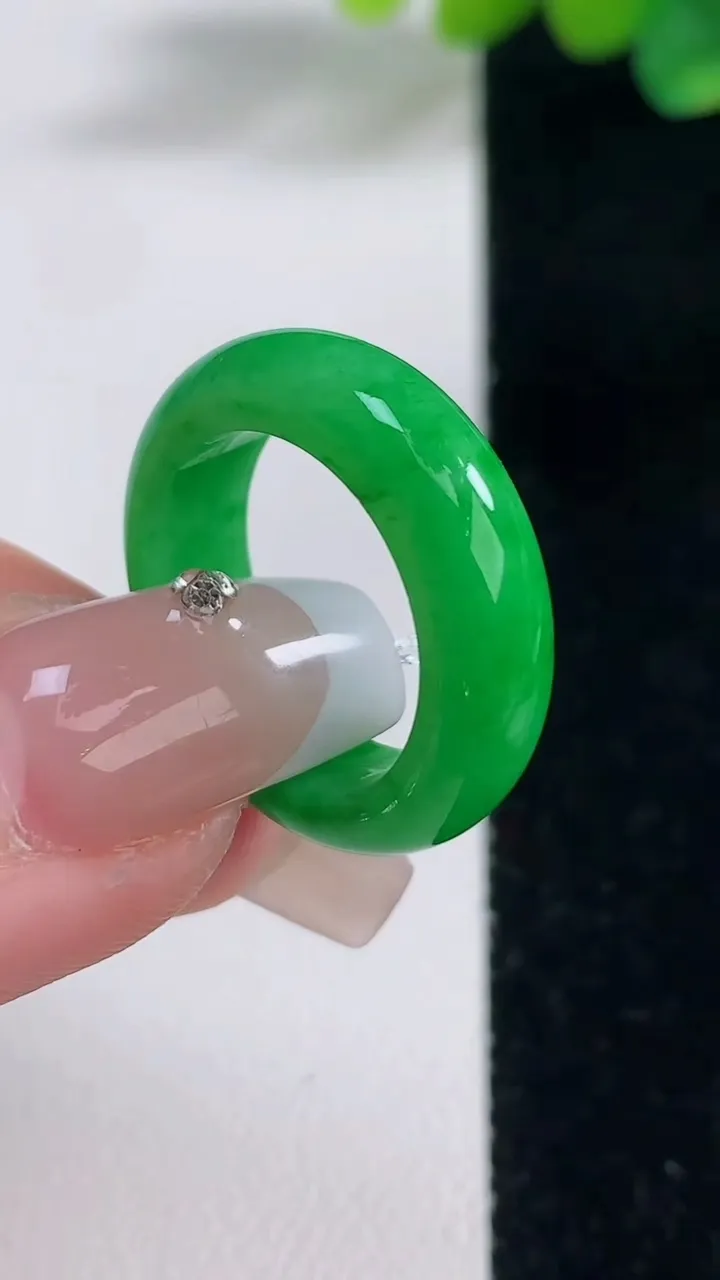 天然A货翡翠指环戒指，尺寸17-5.8-3.4，重量:4.32g2025年12月12日
工厂直销收藏佳品,种好水足，色泽均匀，有种有色，上手高大气！