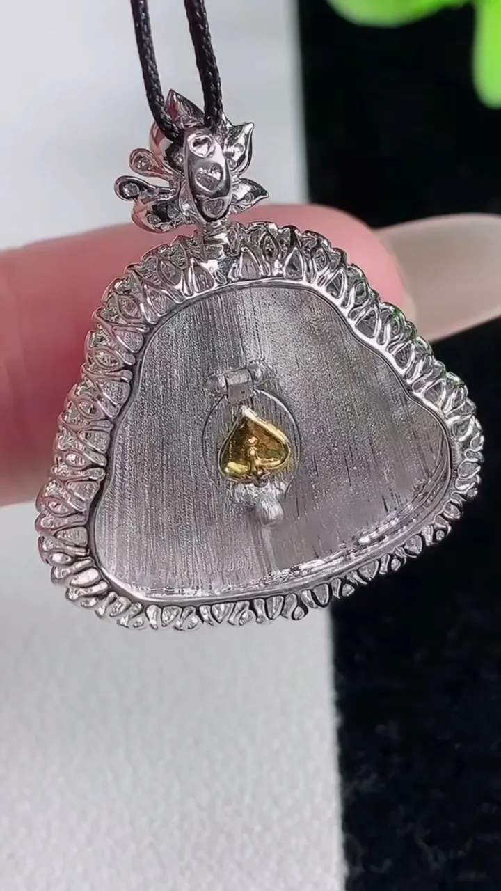 天然A货翡翠佛公吊坠，尺寸29-25-8，裸石17.8-21.6重量:5.03g
12月12日