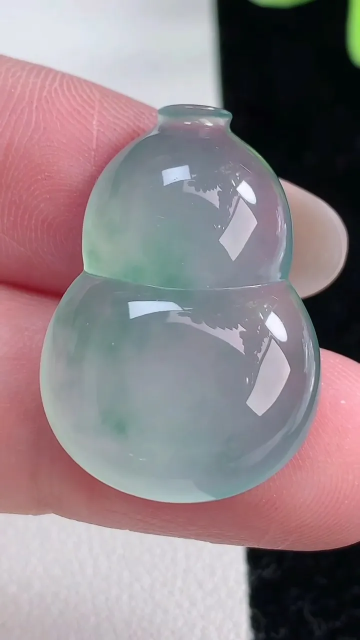 天然A货翡翠种飘花葫芦镶嵌件，尺寸28-19.6-5.7，重量:6.10g
12月12日