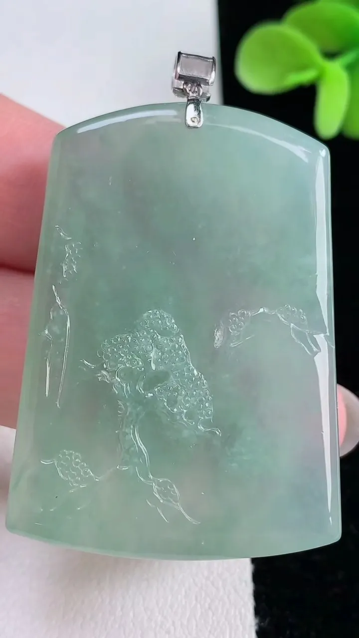 天然A货翡翠山水牌吊坠，尺寸46.3-34.2-5.2，重量:23.61 g
12月12日