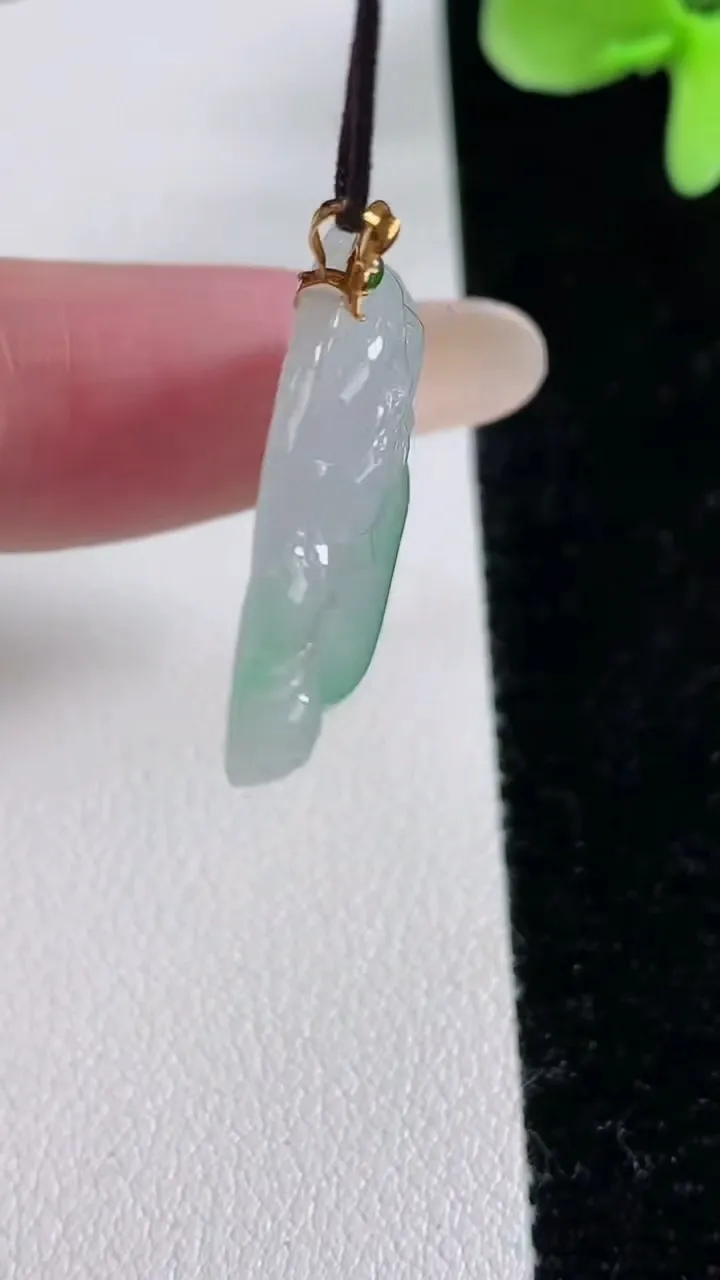 天然A货翡翠佛公吊坠，尺寸24-28.8-4.8，重量:5.58g
12月12日