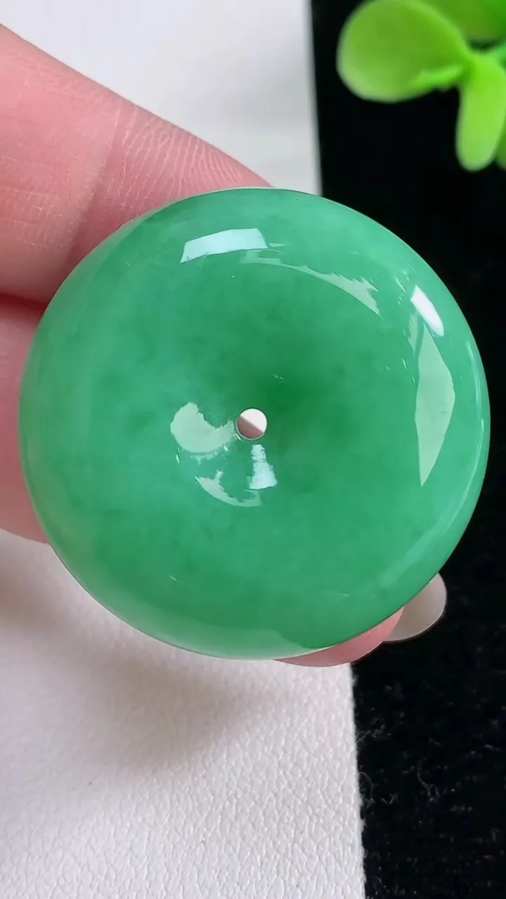 天然A货翡翠平安扣吊坠，尺寸33.2-12，重量:29.80g
12月12日