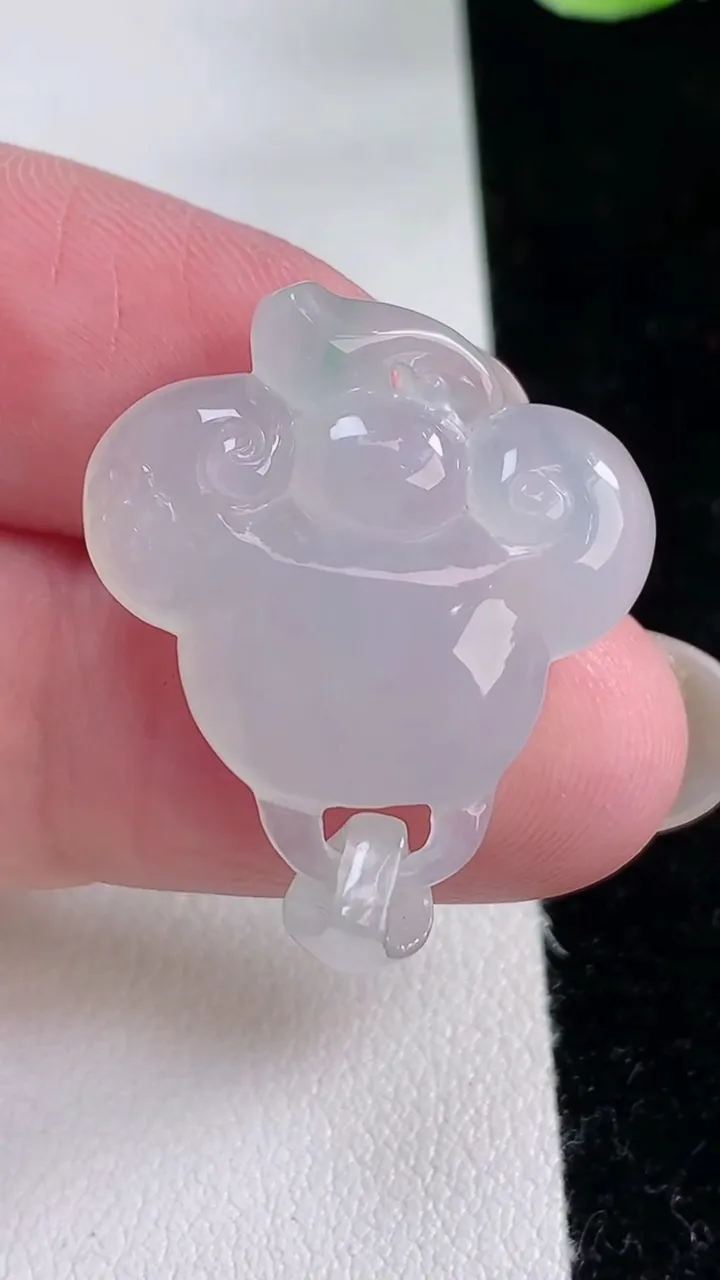 天然A货翡翠如意头吊坠，尺寸23.8-23.6-5，重量:5.15g
12月12日