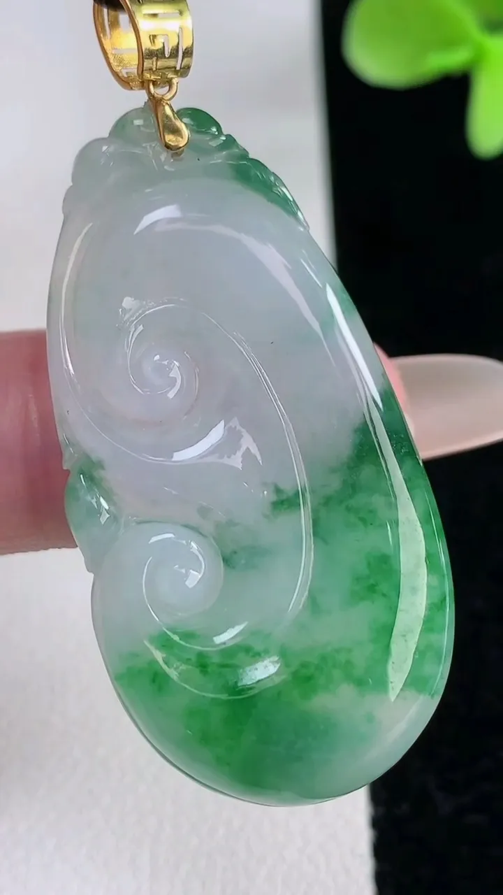 天然A货翡翠种飘花如意吊坠，尺寸42.4-22-4.4，重量:9.43g
12月12日