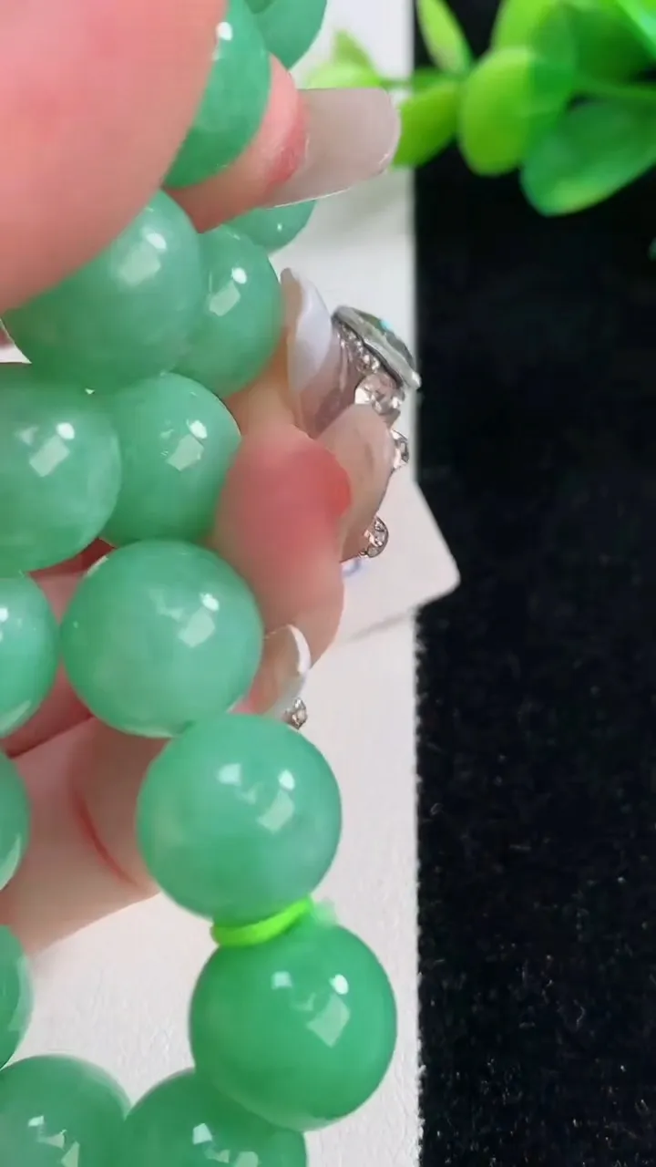 天然A货翡翠圆珠手串，尺寸13-16颗，重量:61.08g12月12日
工厂直销收藏佳品,种好水足，色泽均匀，有种有色，上手高大气！