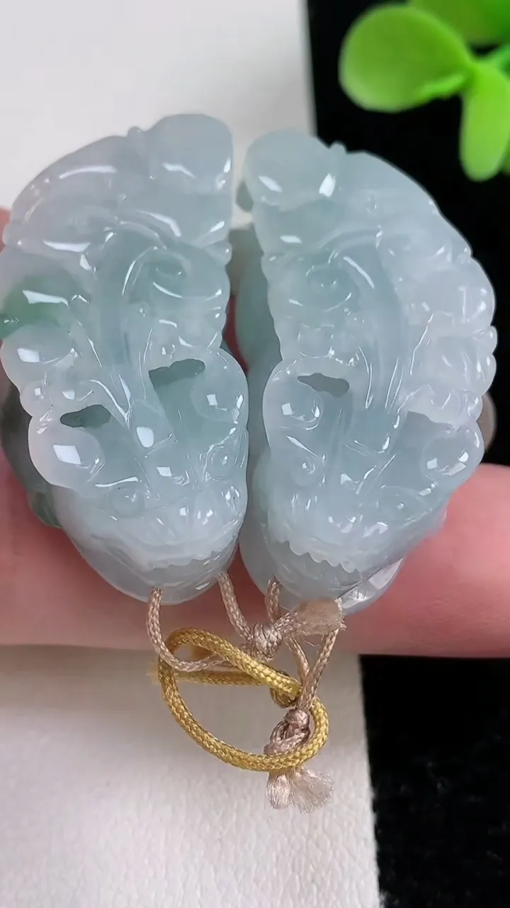 天然A货翡翠飘花貔貅吊坠一对，尺寸373-18.5-12.5，重量:37.13g
12月12日