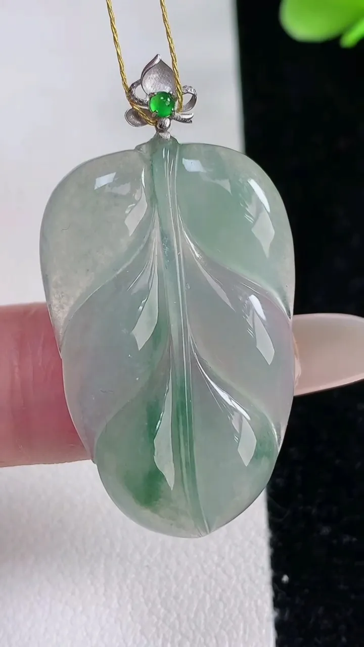 天然A货翡翠种飘花金枝玉叶 叶子吊坠，尺寸33.6-21.6-3.6，重量:5.87g
12月12日