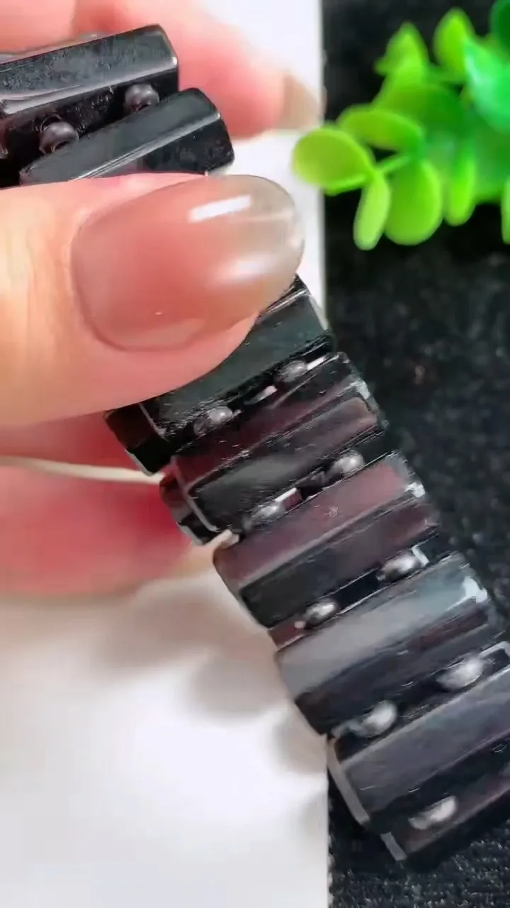 天然A货翡翠墨翠无事牌手串，尺寸20.4-8.9，重:82.41g12月12日
工厂直销收藏佳品,种好水足，色泽均匀，有种有色，上手高大气！