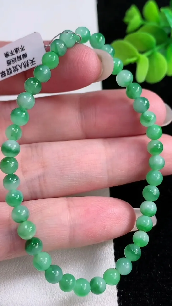 天然A货翡翠圆珠手串，尺寸4.4-39颗，重量:7.58g12月12日
工厂直销收藏佳品,种好水足，色泽均匀，有种有色，上手高大气！