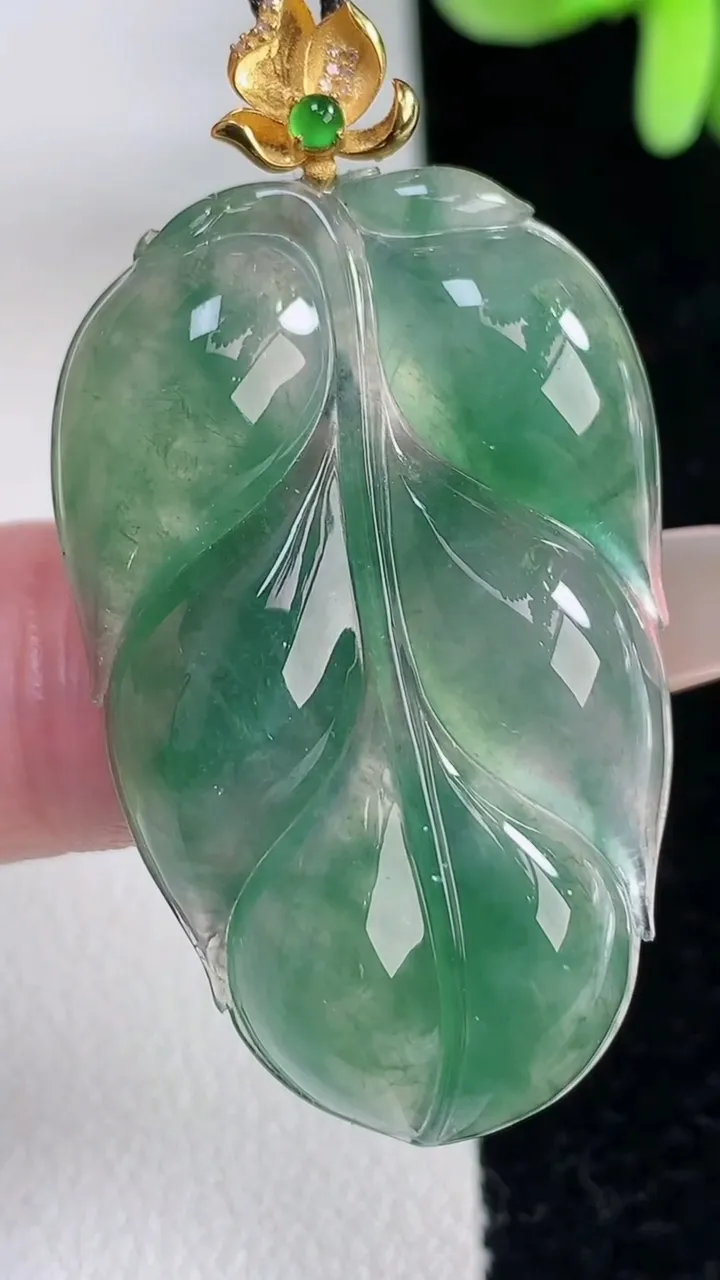 天然A货翡翠种飘花金枝玉叶 叶子吊坠，尺寸37.6-23.6-5.7，重量:9.31g
12月12日