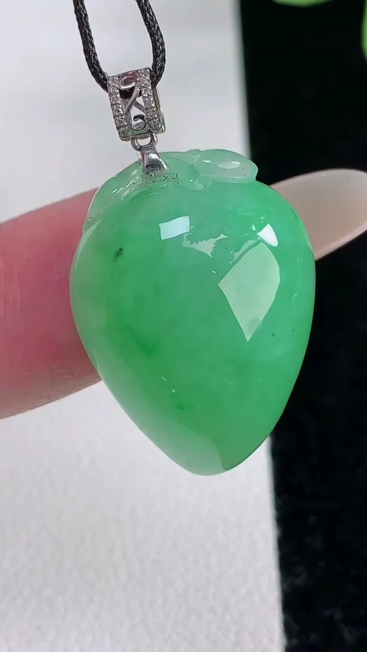 天然A货翡翠寿桃吊坠，尺寸22.7-17-9，重量:6.77g
12月12日