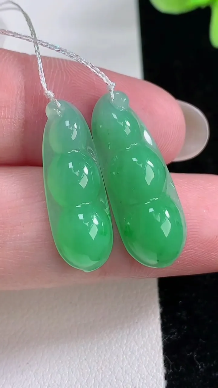天然A货翡翠福豆吊坠一对，尺寸24.5-8.4-4.3，重量:3.85g
12月12日