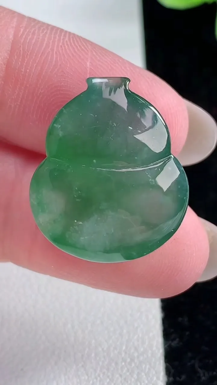 天然A货翡翠葫芦镶嵌件，尺寸23-19.6-8.7，重量:6.92g
12月12日