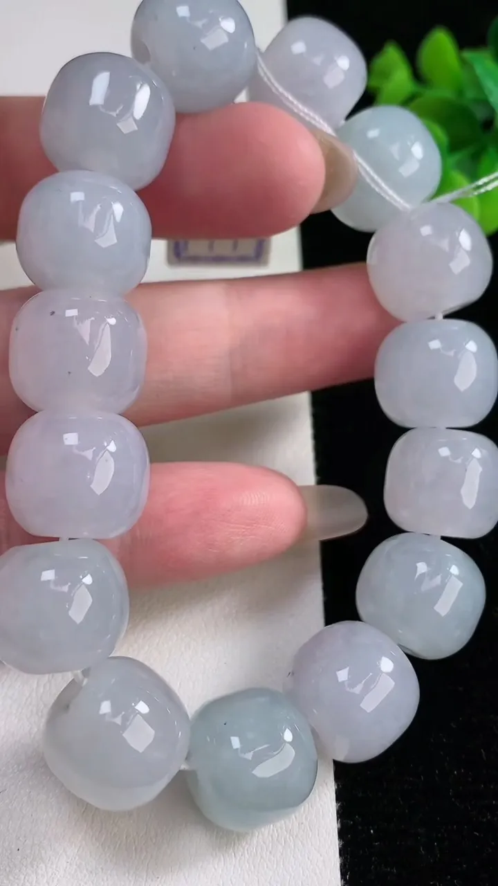 天然A货翡翠飘花路路通手串，尺寸12.2-14-15颗，重量:83.13g12月12日
工厂直销收藏佳品,种好水足，色泽均匀，有种有色，上手高大气！