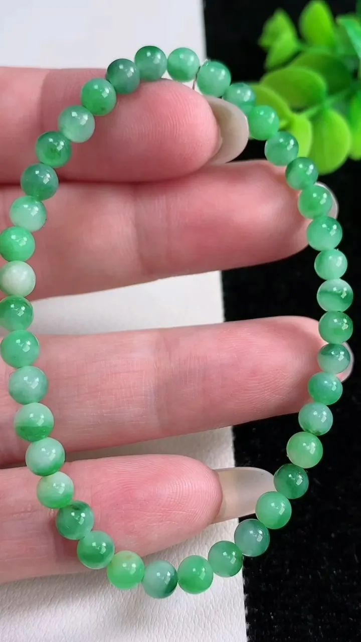 天然A货翡翠圆珠手串，尺寸4.4-39颗，重量:7.58g12月12日
工厂直销收藏佳品,种好水足，