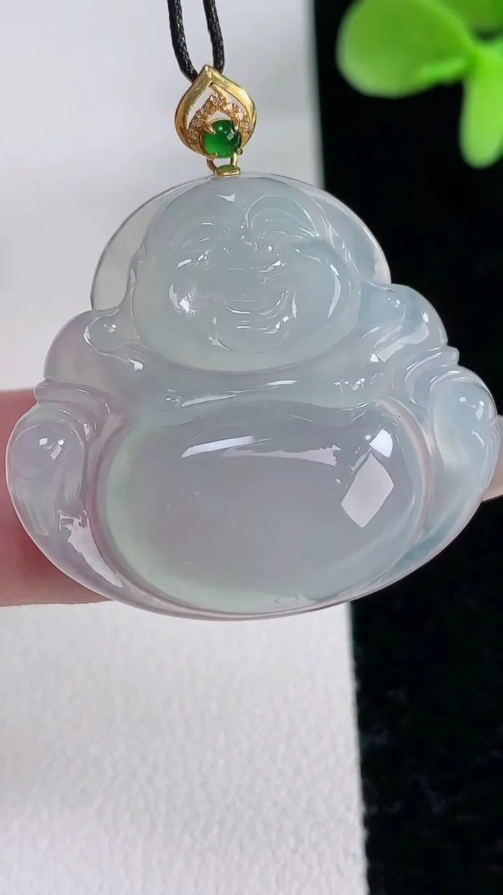 天然A货翡翠种白冰佛公吊坠，尺寸28.2-31.3-5.4，重量:7.79g
12月12日