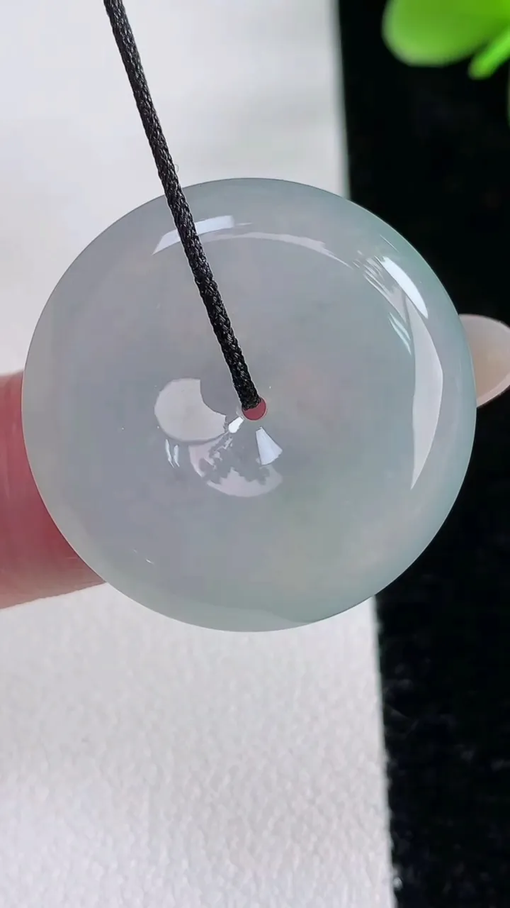 天然A货翡翠平安扣吊坠，尺寸25.8-5.3，重量:7.88g
12月12日