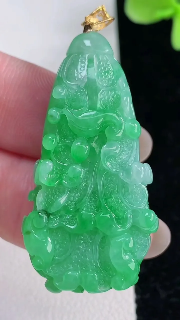 天然A货翡翠白菜吊坠，尺寸41.6-22-9.4，重量:14.43g
12月12日