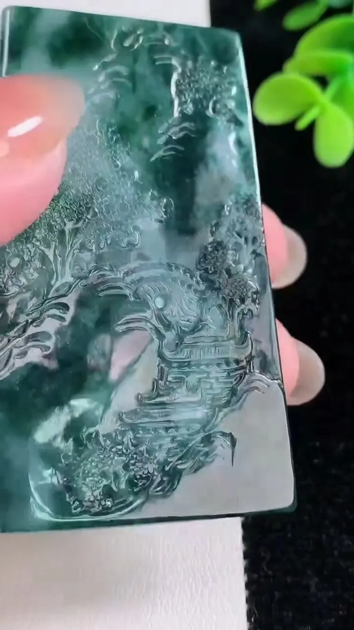 天然A货翡翠牌吊坠，尺寸64-38.6-5.2，重量:36.82g
12月12日