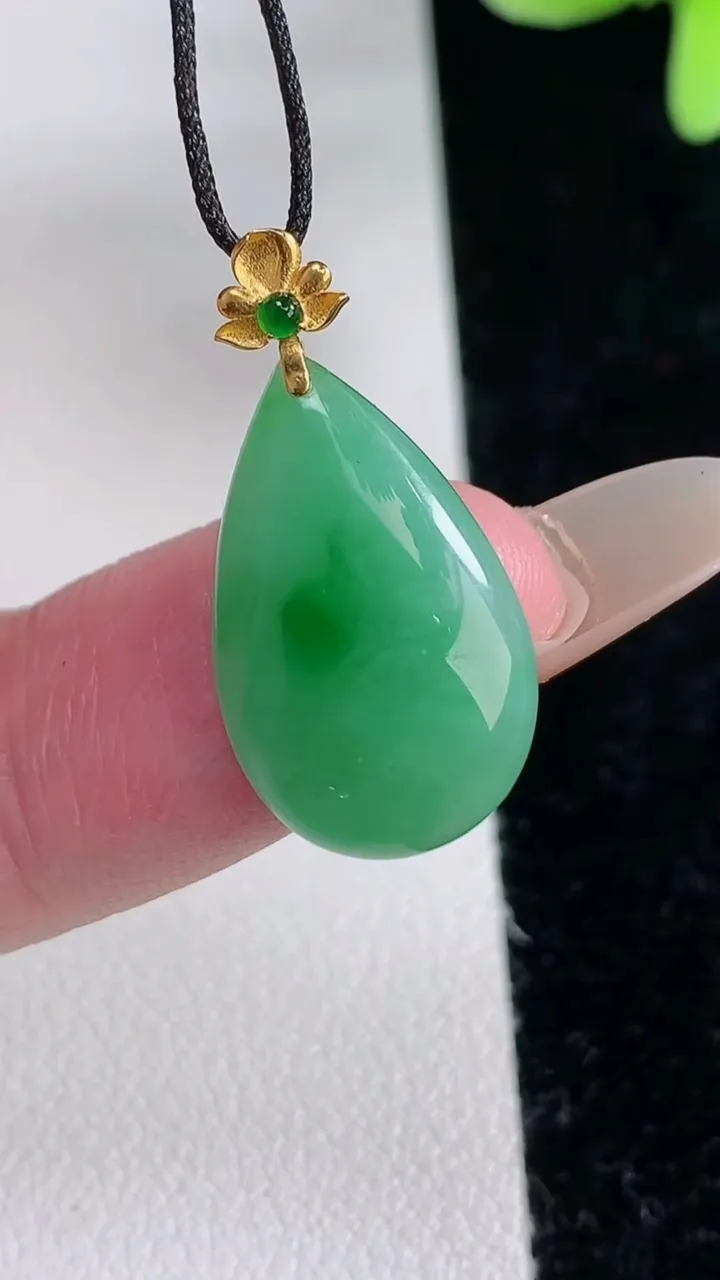 天然A货翡翠水滴吊坠，尺寸19.6-12.2-3.7，重量:1.70g
12月12日