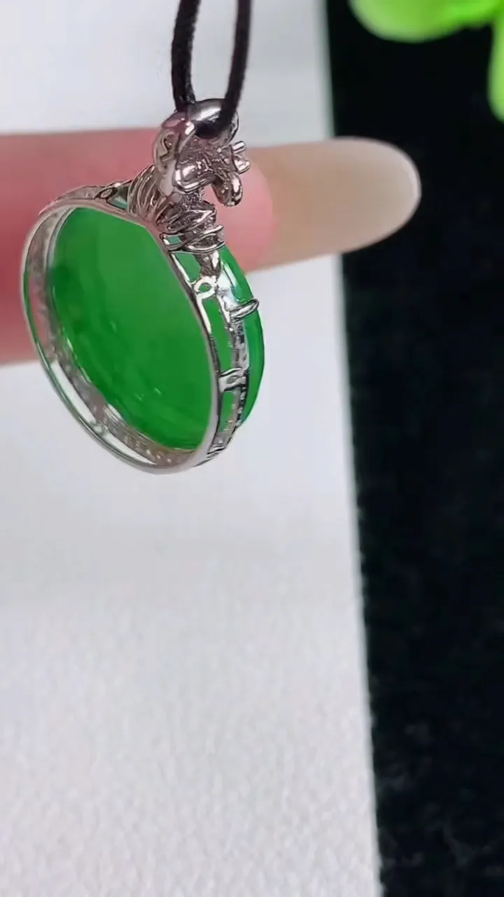 天然A货翡翠无事牌吊坠，尺寸24.2-16.5-4.5，裸石14.7重量:2.11g
12月12日