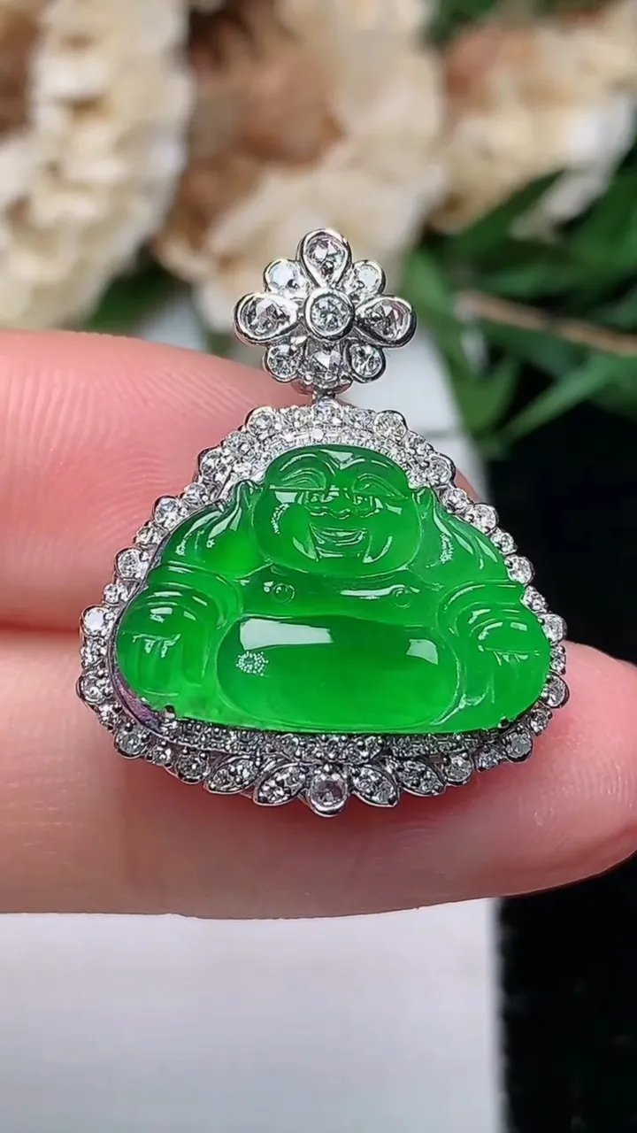 天然A货翡翠佛公吊坠，尺寸25-20.6-9，裸石11.6-17.5，重量:4.02g
12月12日