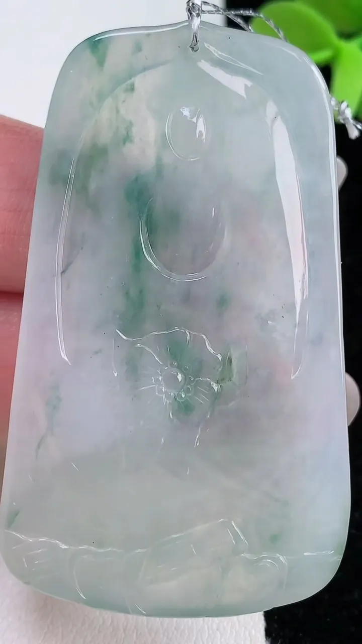 天然A货翡翠冰种飘花文殊菩萨吊坠，尺寸58.7-35.2-5，重量:35.52g
12月12日