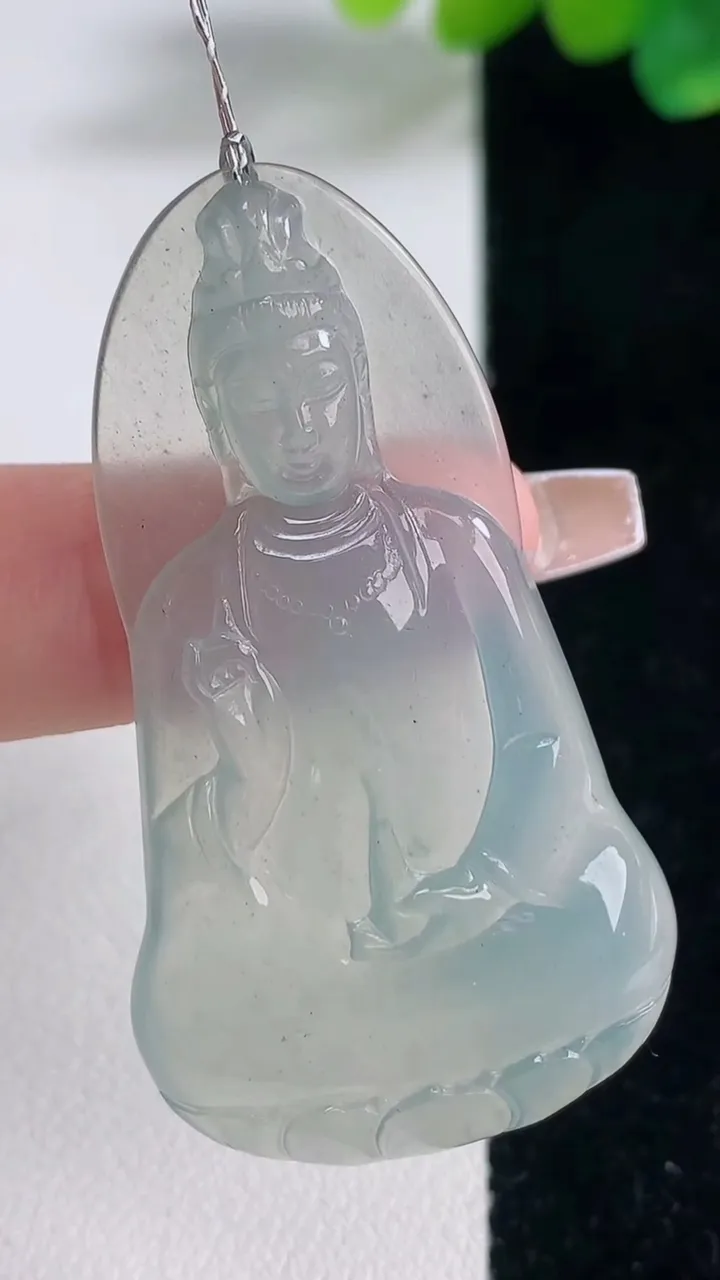 天然A货翡翠种白冰观音菩萨吊坠，尺寸49.5-27.2-5，重量:11.39g
12月12日