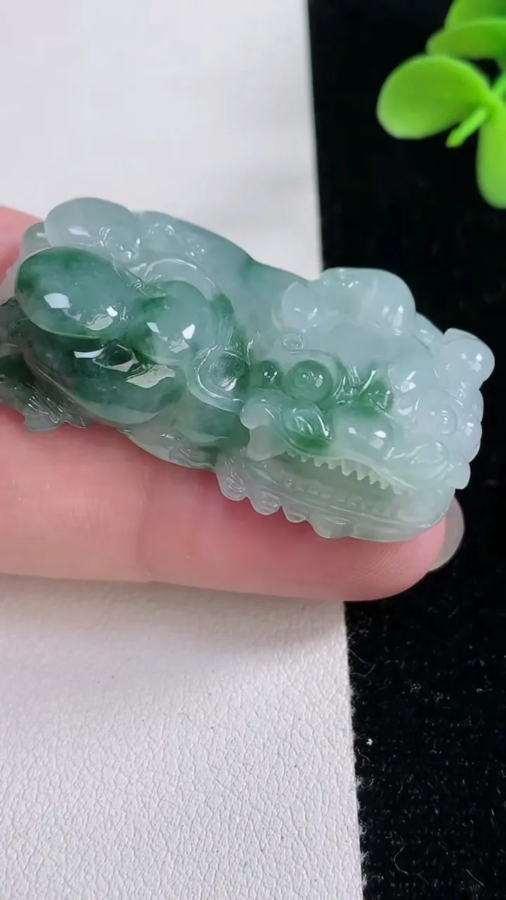 天然A货翡翠飘花霸王貔貅吊坠，尺寸43.6-24.5-10.8，重量:29.02g
12月12日
