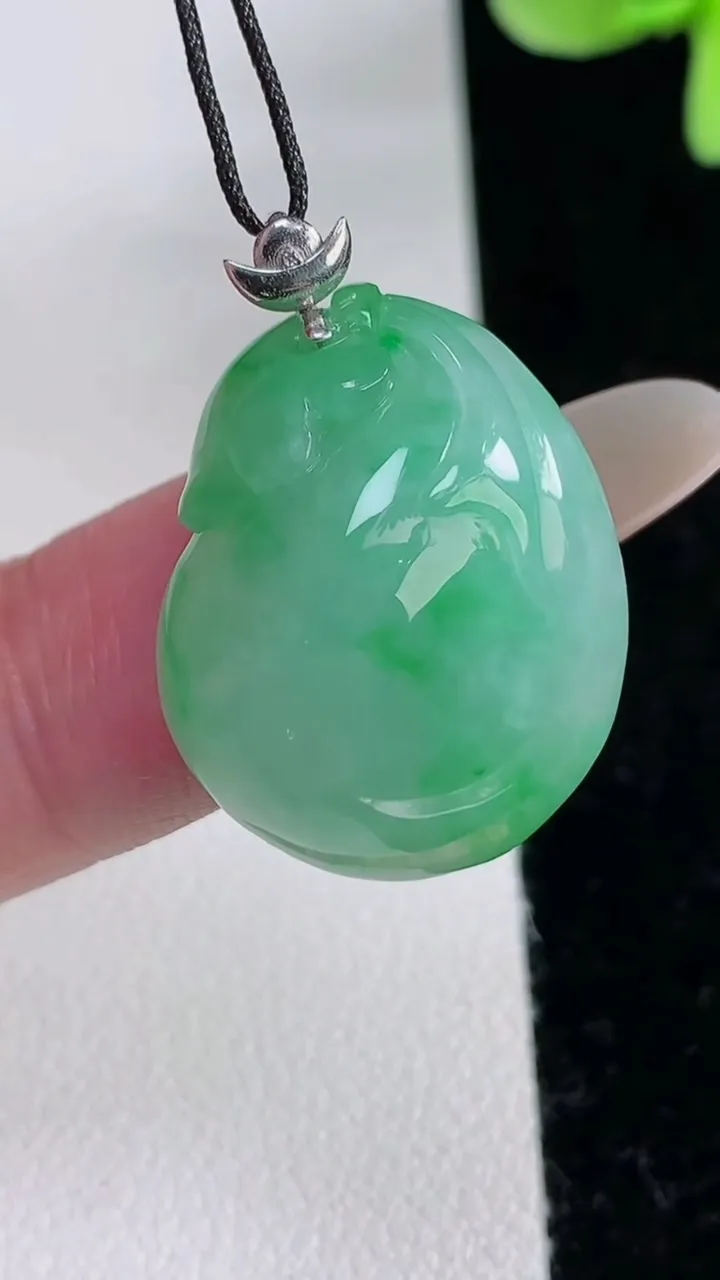 天然A货翡翠福袋吊坠，尺寸24-18.6-9.4，重量:7.28g
12月12日