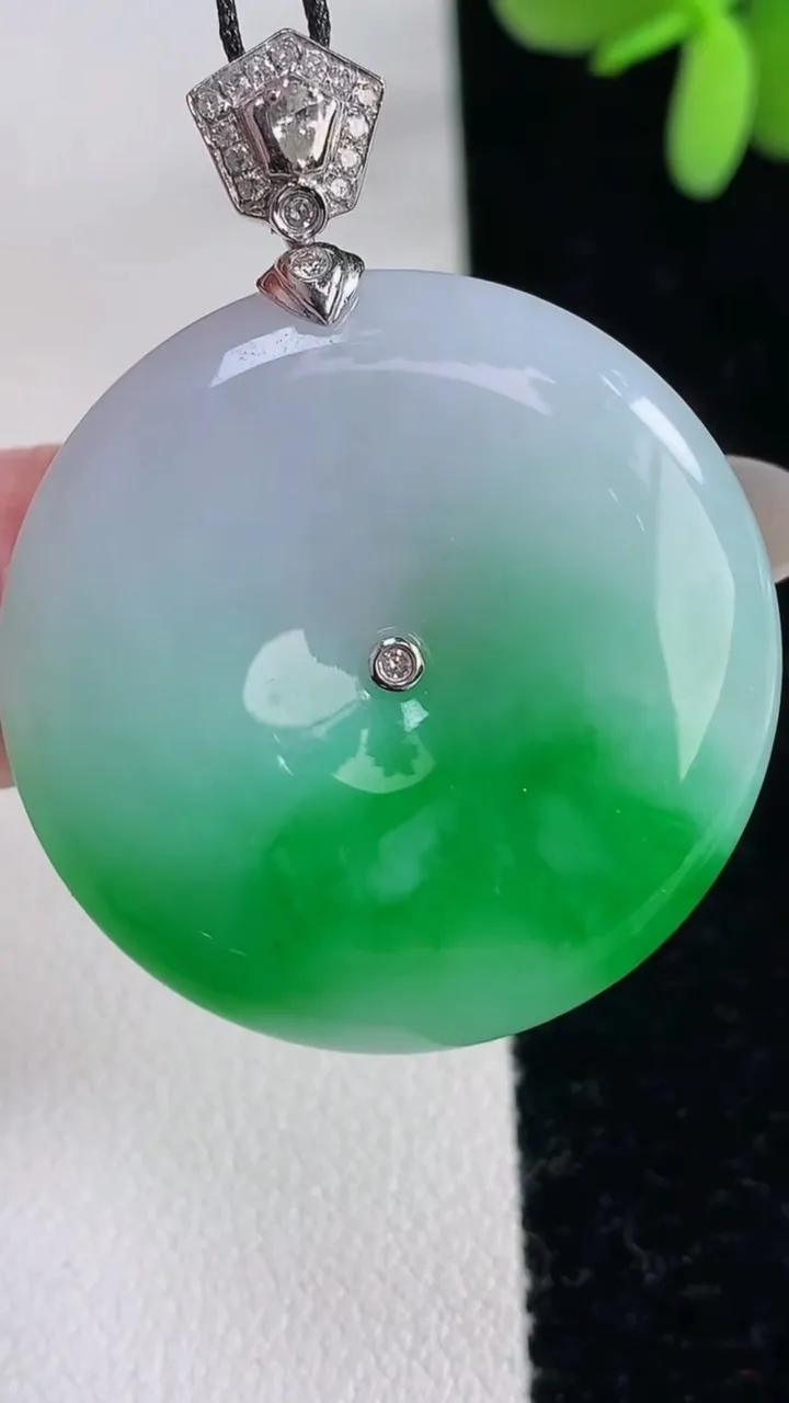 天然A货翡翠平安扣吊坠，尺寸30.3-5.7，重量:12.58g
12月12日