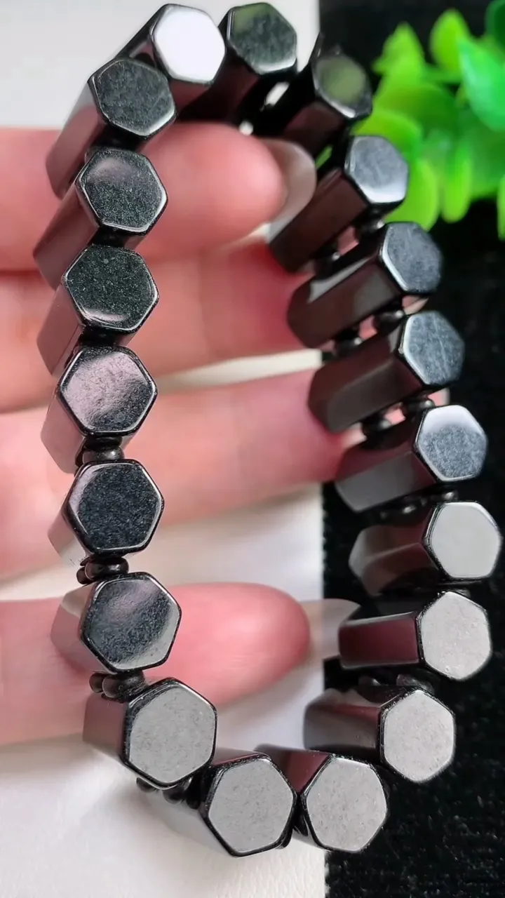 天然A货翡翠墨翠无事牌手串，尺寸20.4-8.9，重:82.41g12月12日
工厂直销收藏佳品,种