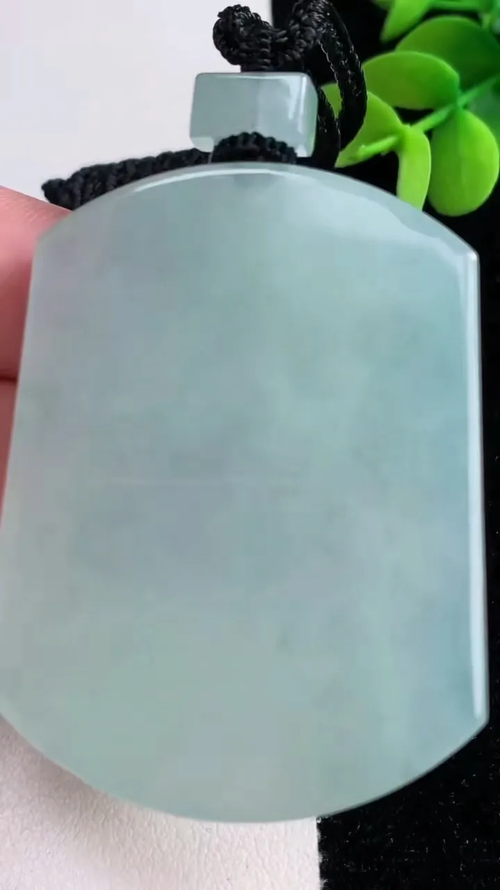 天然A货翡翠无事牌吊坠，尺寸54.3-41-5.5，重量:42.47g
12月12日