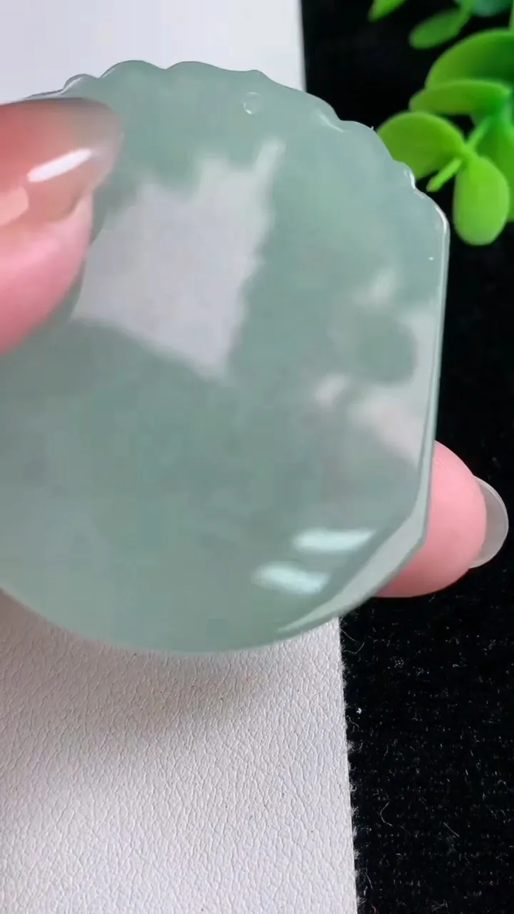 天然A货翡翠文殊菩萨吊坠，尺寸49.2-43.7-4.8，重量:25.88g
12月12日